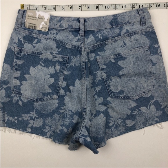 NWT Topshop Mom Authentic High Waist Jean Shorts - Picture 2 of 8